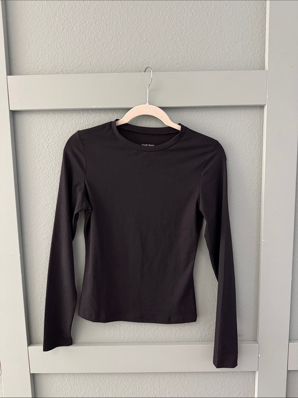 Trendy Queen Long-Sleeve Stretchy Crew Tee - Black - Medium